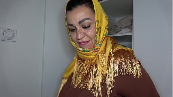 Arab Stepmom Berhijab Dengan Pantat Besar Yang Menggoda