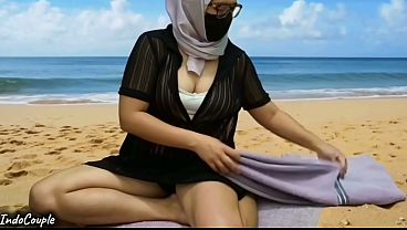 Muslimah Berhijab Main Seru Di Pantai Umum Bareng Laki Asing