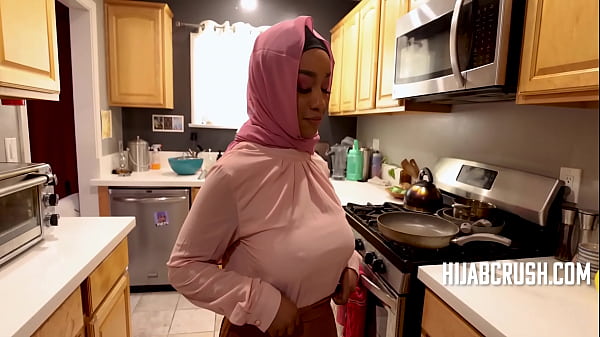 Hijab Melengkung Hitam Manis, Lily Starfire Nunggangin Kontol Kayak Ahli Bikin Makin Basah.