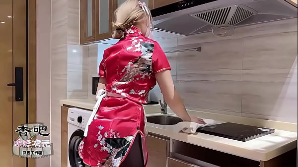 中华娘cos真骚，看了硬到受不了，直接冲上去干一炮。