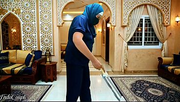 Pembantu Indonesia Berjilbab Disuruh Isap Kontol Majikan Dan Telan Semua Airnya