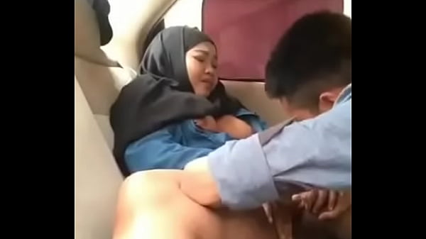 Gadis Berhijab Mesra Bersama Pacar Di Dalam Mobil