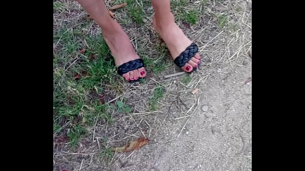 Pelacur Arab Matang Dengan Jari Kaki Dan Tumit Seksi Yang Menggoda