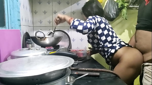 गांव से आई नादान नौकरानी को कुछ पता नहीं था, मालिक ने उसका बेजा फायदा उठाकर उसे चोद डाला