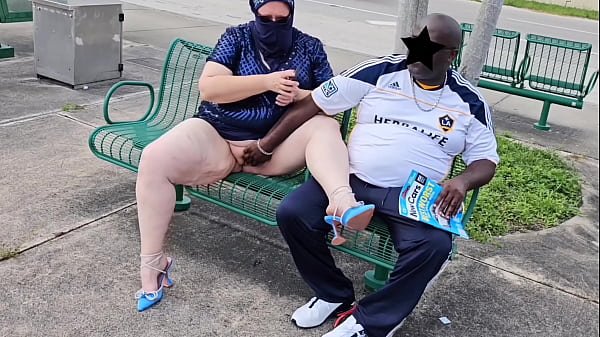 Muslim Milf Berhijab Biarkan Pria Asal Di Halte Bus Muncrat Dua Kali Di Bibir Tebal Memeknya (luar Ruang Publik) Bbw Ssbbw