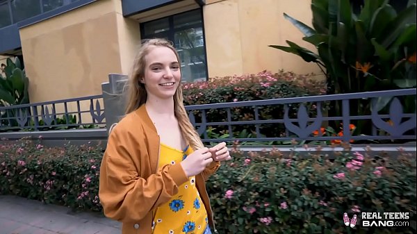 Gadis Rusia Mungil Digenjot Hingga Vagina Ketatnya Melebar