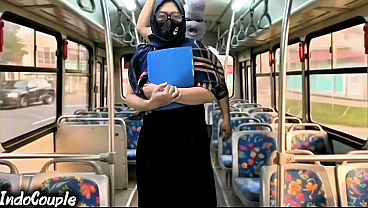 Ibu Muslim Pulang Kuliah Naik Bus, Tiba-tiba Orang Asing Langsung Ngewe Dia Pakai Hijab.