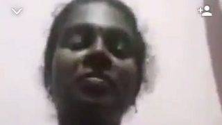 Malayali Ammayi Janaki Buka Blus Sambil Goyang-goyang