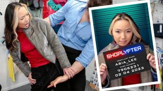 Tangan Asia Lee Ngacak-ngacak Jaket Di Toko, Petugas Kena Mampus Lihat Lekukannya Yang Bikin Tegang.