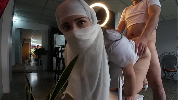 Ibu-ibu Berhijab Ngentot Keras, Kontol Mancur Di Memek Belakang.