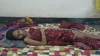 Desi Bhabhi Digebah Tetangga Sampai Meringis, Kontol Keras Ngejus Memek Basah