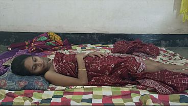 Desi Bhabhi Digebah Tetangga Sampai Meringis, Kontol Keras Ngejus Memek Basah