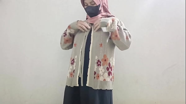 Gadis Berjilbab Main Timun Buat Kepuasan Sendiri.