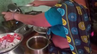 Ibu Rumah Tangga India Masak Sambil Ngewe Sama Pacar Di Dapur.