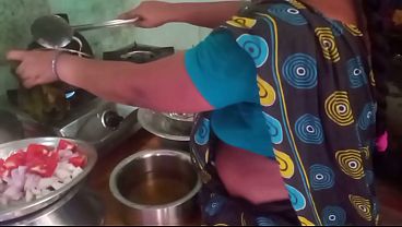 Ibu Rumah Tangga India Masak Sambil Ngewe Sama Pacar Di Dapur.