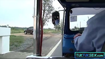 Ibu-ibu Thailand Digebuk Di Pinggir Jalan, Langsung Dibawa Muter-muter Buat Main.