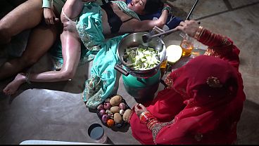 Ngemutin Di Dapur, Ibu Tiri India Lagi Masak Sambil Crot Di Lidah