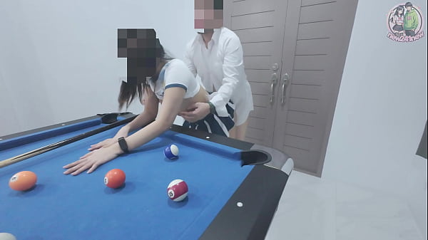 Cewek Thailand Manjat Meja Biliar… Lalu Digocoh Keras Sambil Moans!