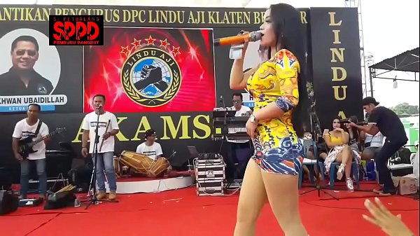 Tarian Erotis Indonesia – Sintya Riske Goyang Liar Bikin Muncrat Di Panggung