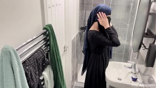 Omg! Gak Nyangka Cewek Arab Bisa Kayak Gitu, Gue Ngeliat Cewek Muslim Pake Hijab Lagi Colmek Di Kamar Mandi.