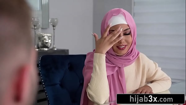 Mukena Nempel, Jilbab Rapet, Body Mungilnya Digoyang Brutal Sambil Tetep Syahdu.