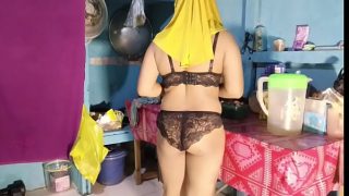 Bu Mertua Masak Pakai Bikini, Bikin Liur Ngeces Dan Anget Di Dalem.