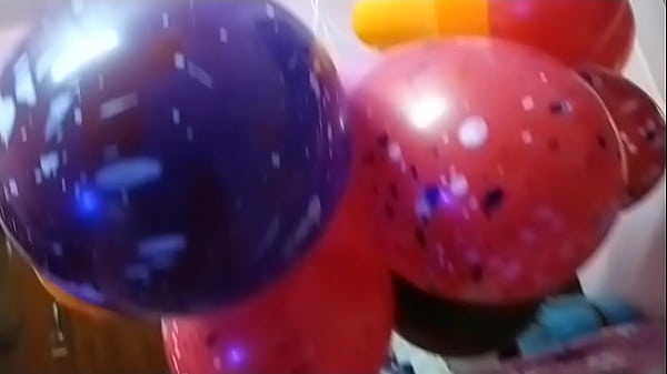 Wanita India Meletupkan Balon Di Antara Pahanya, Basah Kuyup Dan Menggoda