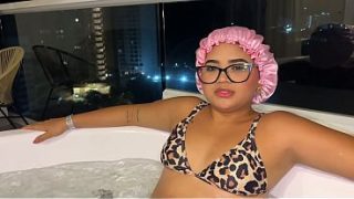 Madrastra Jalang Mandi Bugil Bareng Anak Tiri Di Jacuzzi, Minta Digenjot Sementara Bapak Lagi Pergi.