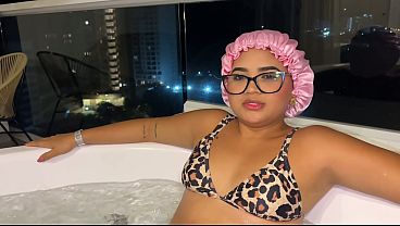 Madrastra Jalang Mandi Bugil Bareng Anak Tiri Di Jacuzzi, Minta Digenjot Sementara Bapak Lagi Pergi.