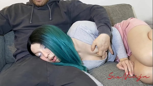 Pengen Banget Tiduran Di Pangkuan Kakak Tiri Biar Enak Bobok