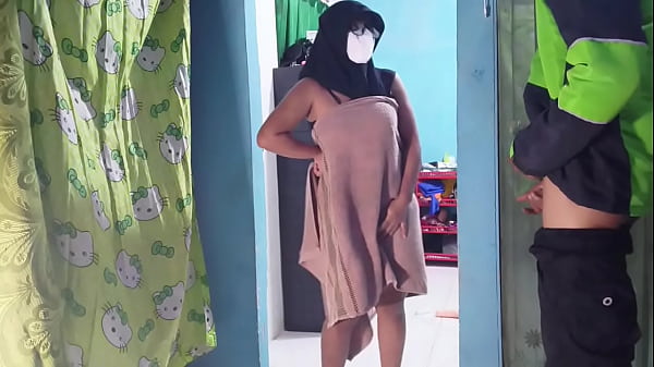 Kena Lihat Ojol Pas Lagi Mainin Kontol Sambil Nunggu Makanan.
