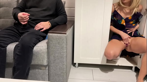 Ibu Tiri Ngintip Anak Tiri Nonton Bokep Sambil Coli, Lalu Ngewein Dia