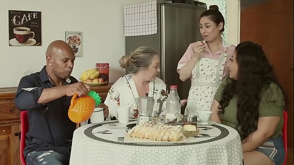 Rumah Mesum – Suami Di Tandukin, Ibu Nakal, Pembantu Nyekong Semua Orang | Emme White, Alessandra Maia, Agatha Ludovino, Capoeira