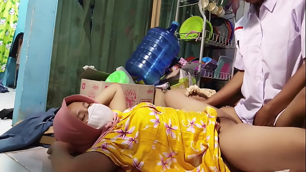 Ajak Ngentot Ibu Tiri Pas Mau Berangkat Sekolah, Bikin Nafsu Makin Naik