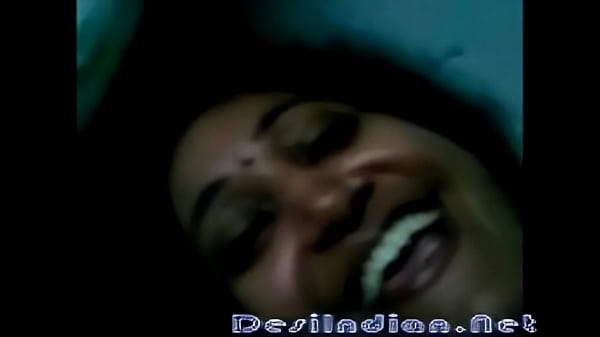 Desi Cute Telugu Aunty, Goyangin Pantat Montok Sambil Ngintipin