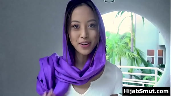 Cewek Berjilbab Lagi Horny, Pikirannya Cuma Mau Ngentot Terus