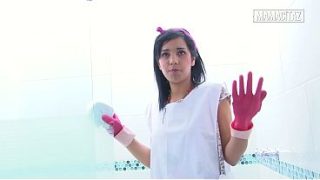 Pembantu Hotel Pake Sarung Tangan Karet Bungkukin Badan Siap Ngebersihin Shower, Bikin Lihat Dari Belakang Bikin Ngiler.