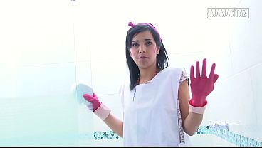 Pembantu Hotel Pake Sarung Tangan Karet Bungkukin Badan Siap Ngebersihin Shower, Bikin Lihat Dari Belakang Bikin Ngiler.