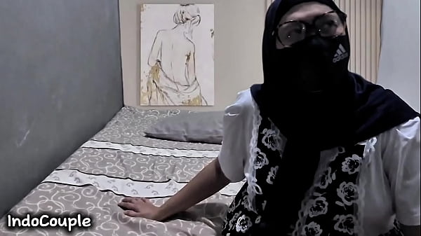 Istri Sangek Indo Lagi Nikmatin Kontol Pacar Rahasia Di Lubang Belakang.