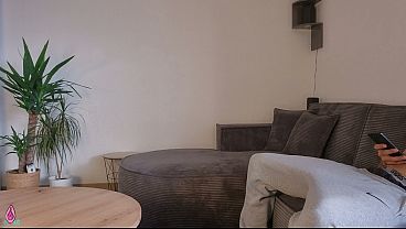 Ibu Tiri Lihat Anak Tiri Lagi Tegang Sambil Bersihin Rumah, Langsung Bantu Keluarin Di Pantat Besarnya Yang Bulat.