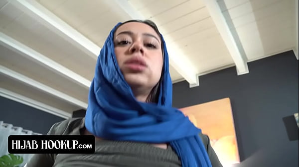 Nakal Banget Sih, Cewek Arab Ini Nyedot Kontol Kakak Tirinya Biar Dia Diem Soal Rahasia Dari Orang Tua Tiri Yang Galak.