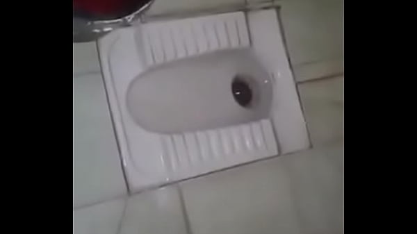 Desi Pasangan Lagi Crot Di Toilet, Suara Desahan Bikin Makin Panas.