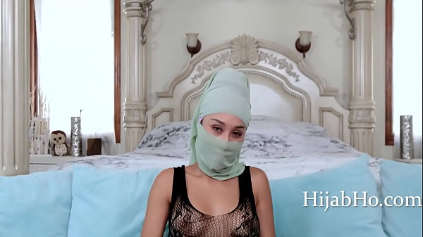 Ibu Tiri Berjilbab Bikin Tenang – Cali Lee, Bikin Ngilu