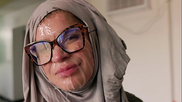 Hijab Cosplay – Cewek Bule Tua Minta Digoblok Di Muka.