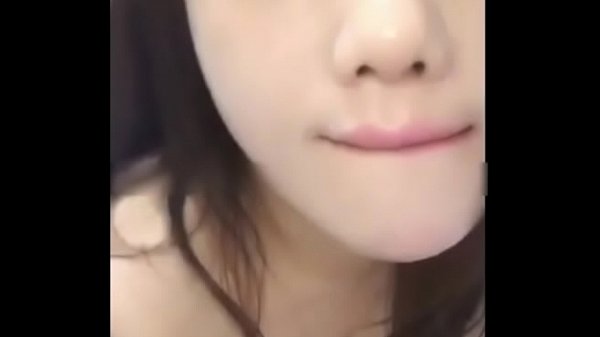 Cewek Muda Cina Lagi Ngeblow, Bibir Basah Penuh Nafsu, Gaya Hot Bikin Makin Liar.