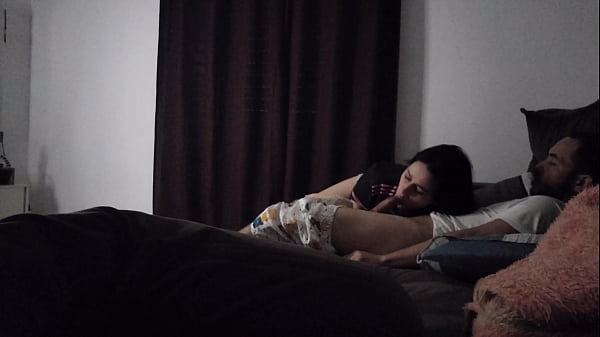 Tia Bispak Sengaja Atur Posisi Biar Bisa Berbagi Sofa Sama Keponakan, Bikin Suasana Makin Panas.