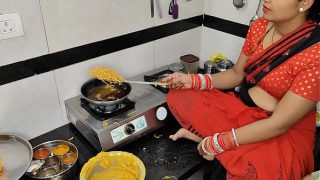कोमल दिवाली पर नमकीन बना रही थी, तभी देवर ने भाभी को जोर से दबोच लिया