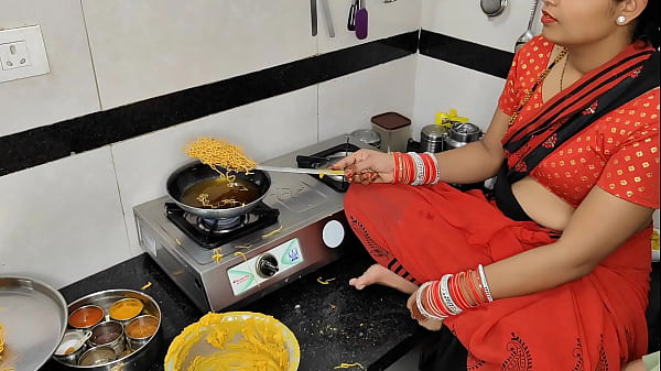कोमल दिवाली पर नमकीन बना रही थी, तभी देवर ने भाभी को जोर से दबोच लिया
