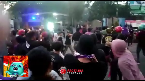 Baku Hantam Suporter Liga Indonesia Part 1 (persik Vs Psim) – Gara-gara Bola, Biarin Aja Gobloknya Keluar