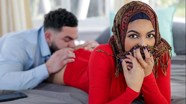 Kakak Tiri Ngajarin Adik Hijabnya Hal-hal Panas Sebelum Nikah, Bikin Makin Pengen